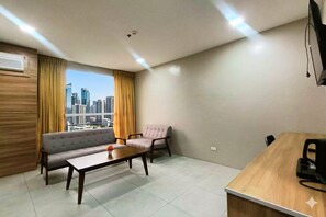 32-inch flat-screen TV with cable channels - LTG Grand Hotel Cebu (Cebu City)