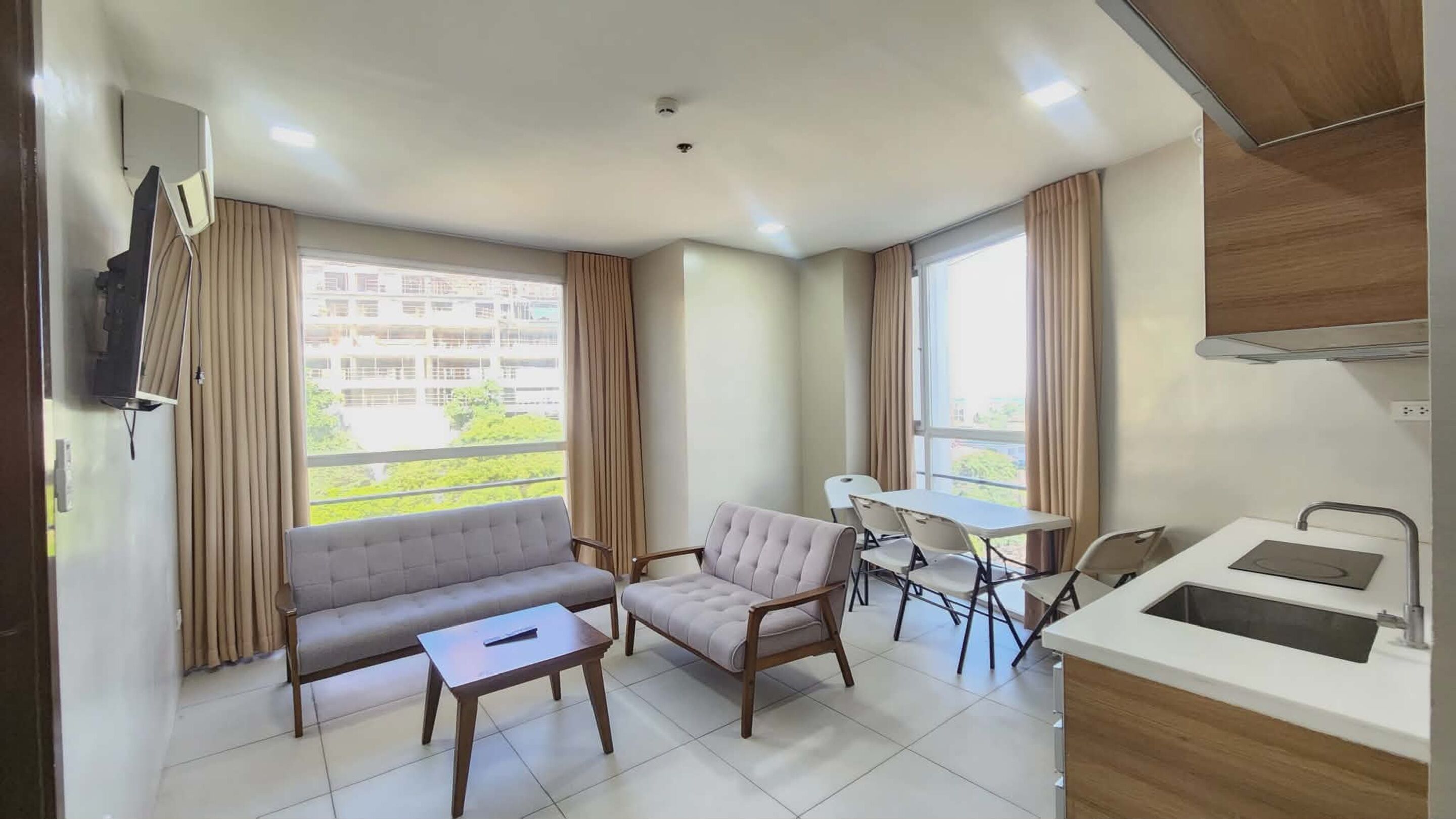 Suite, 2 camere da letto | Area soggiorno | TV a schermo piatto 32 pollici con canali via cavo