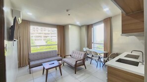Suite, 2 Bedrooms | Ruang tamu | 32 inci televisyen skrin rata dengan kabel 
