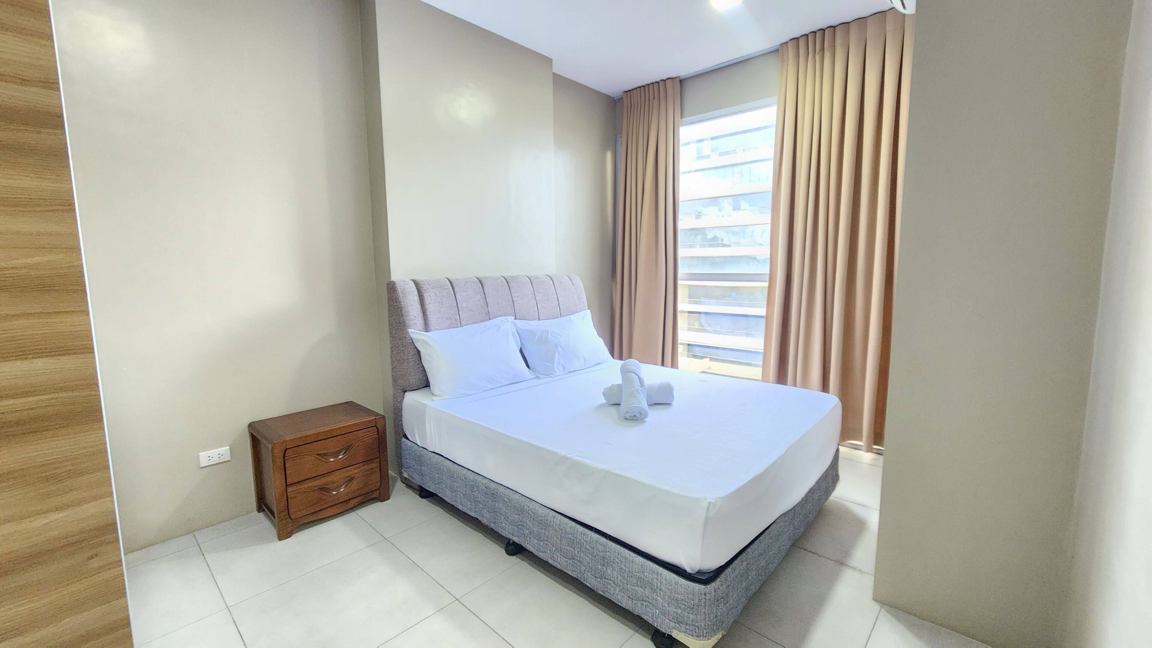 Standard Suite Room | Desk, laptop workspace, free WiFi, bed sheets