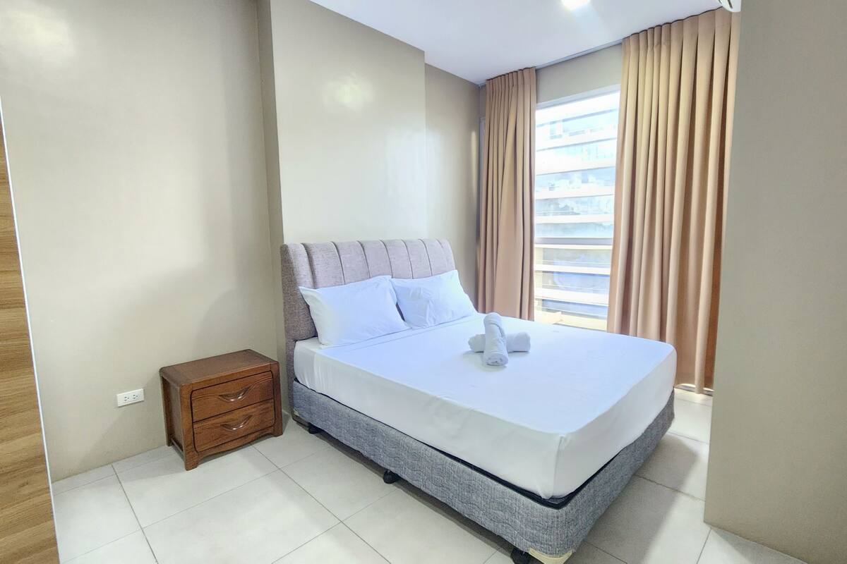 Standard Suite Room | Desk, laptop workspace, free WiFi, bed sheets