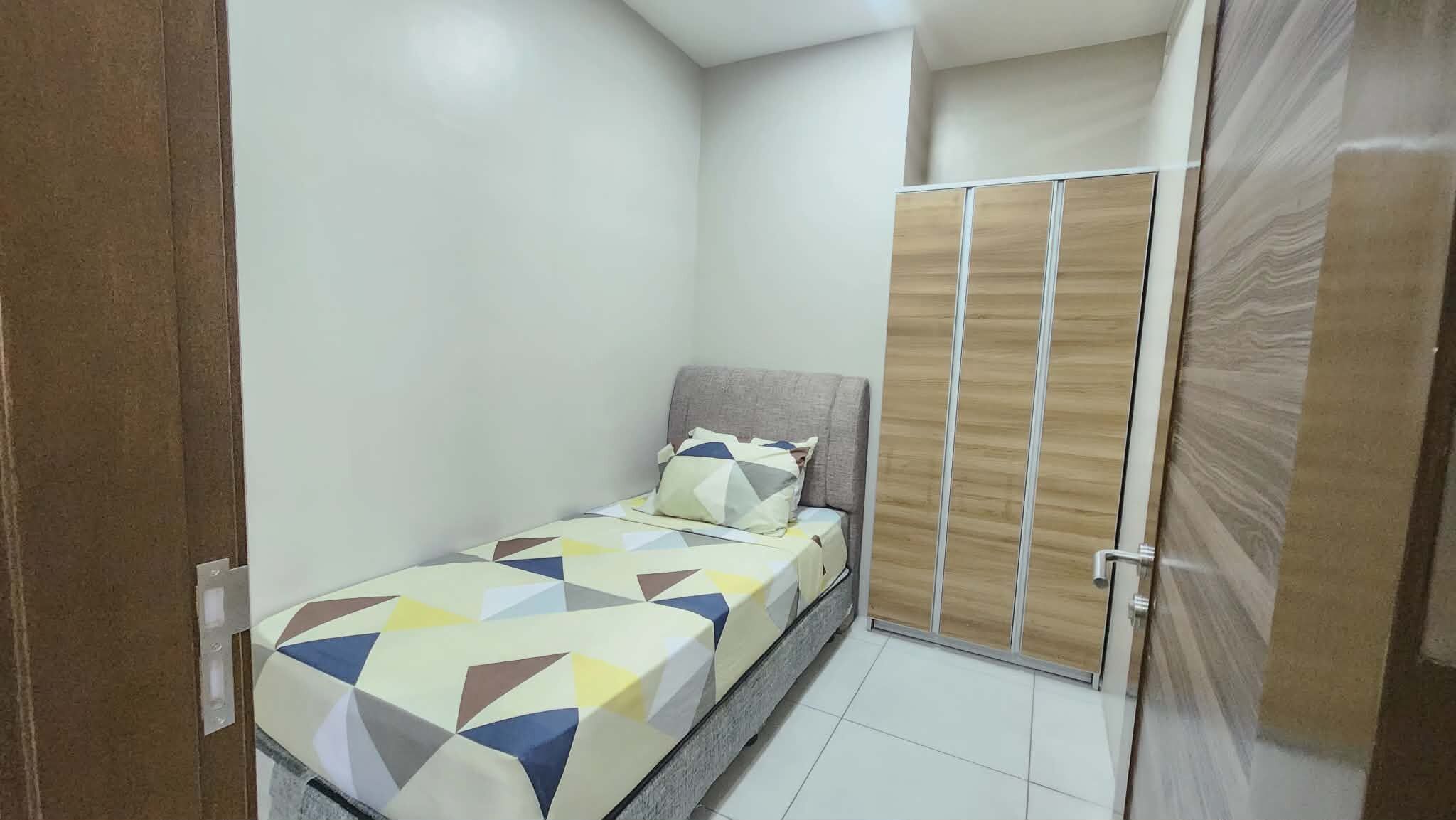 Suite Room | Desk, laptop workspace, free WiFi, bed sheets