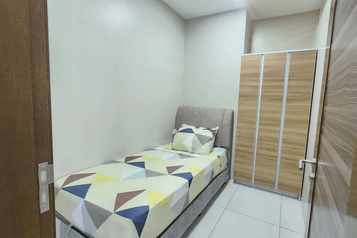 Suite Room | Desk, laptop workspace, free WiFi, bed sheets