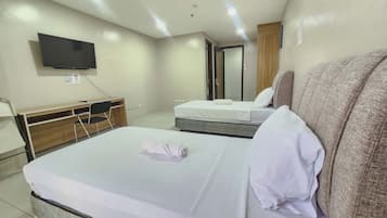 Studio Deluxe | Bàn, khu vực làm việc phù hợp cho laptop