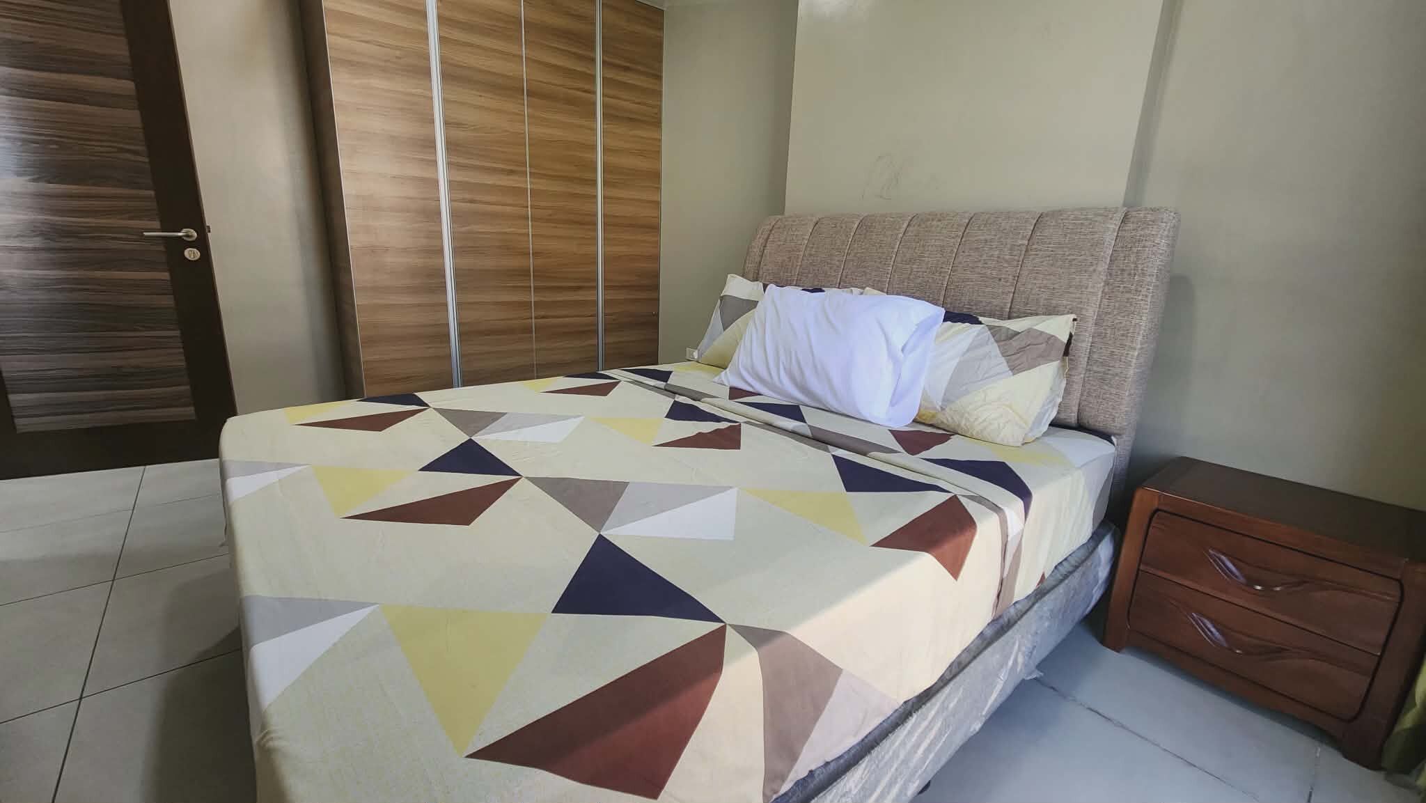 Suite Room | Desk, laptop workspace, free WiFi, bed sheets