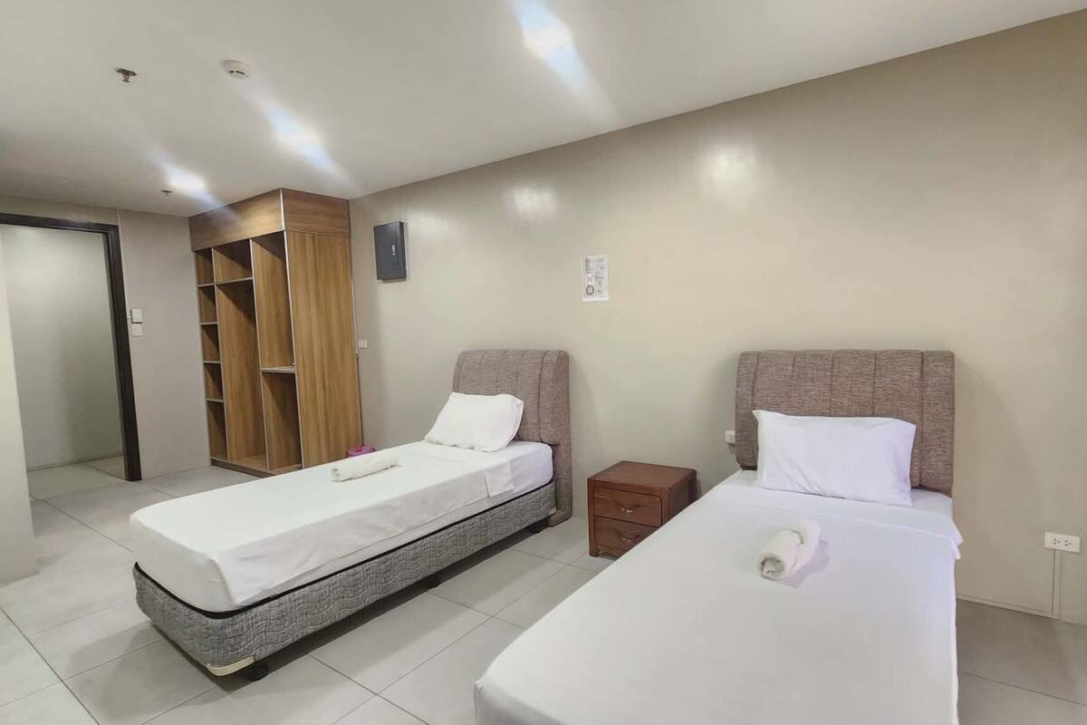 Deluxe Studio Room | Desk, laptop workspace, free WiFi, bed sheets