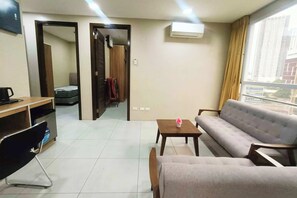 Suite Room | Living area | 32-inch flat-screen TV with cable channels