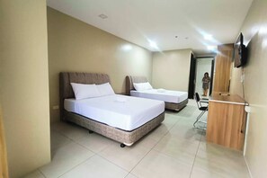 Family Suite Room | Desk, laptop workspace, free WiFi, bed sheets