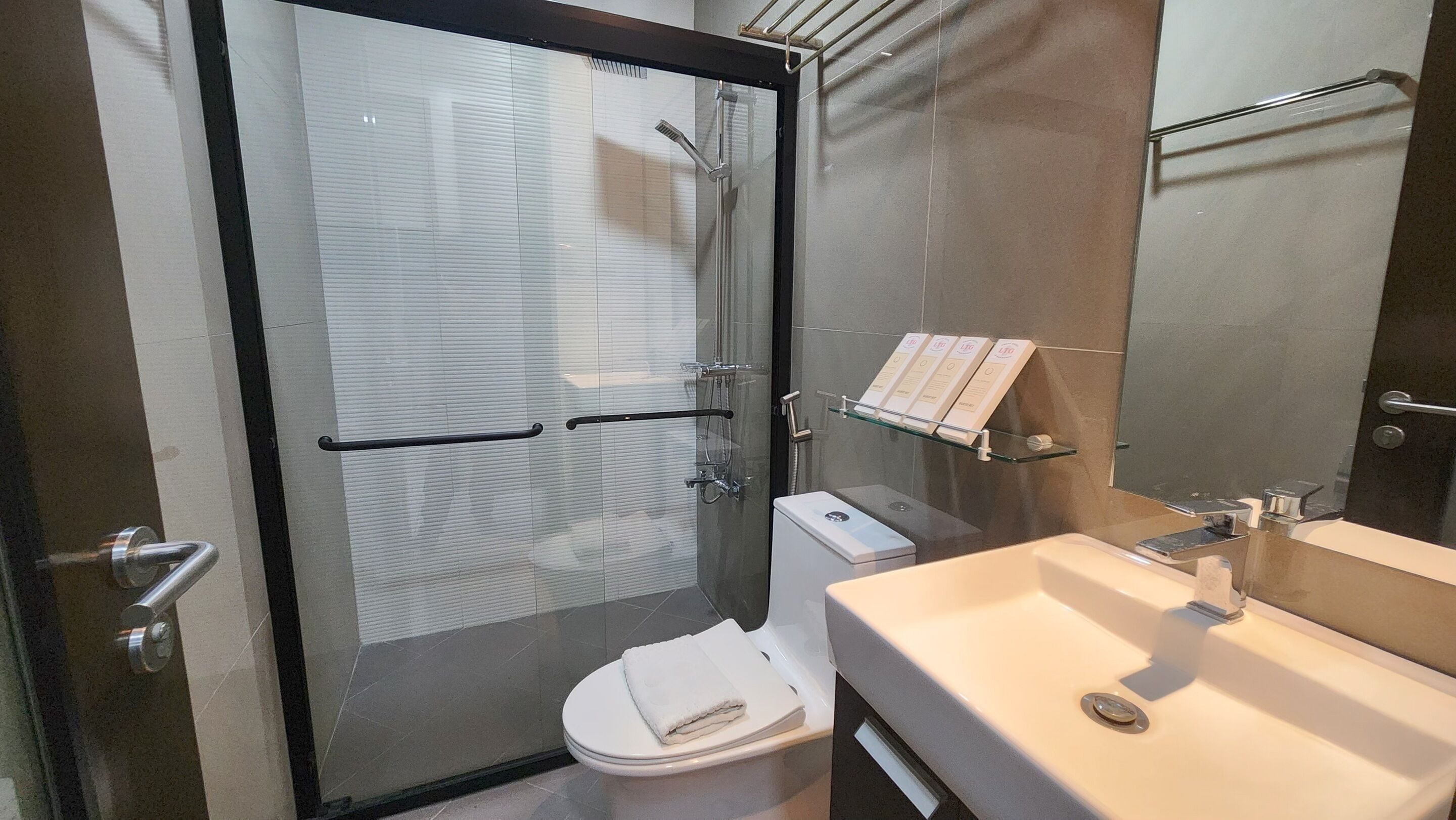 Suite estándar | Baño | Regadera, bidet, toallas, jabón 