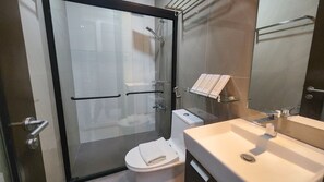 Suite estándar | Baño | Ducha, bidé, toallas y jabón