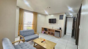 Deluxe Suite Room | Living area | 32-inch flat-screen TV with cable channels