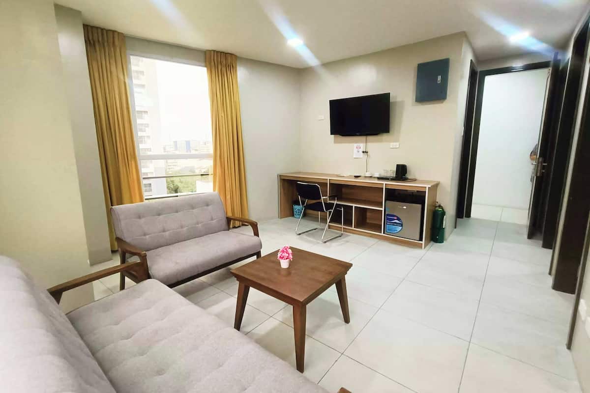 Premier Room, 2 Bedrooms | Living area