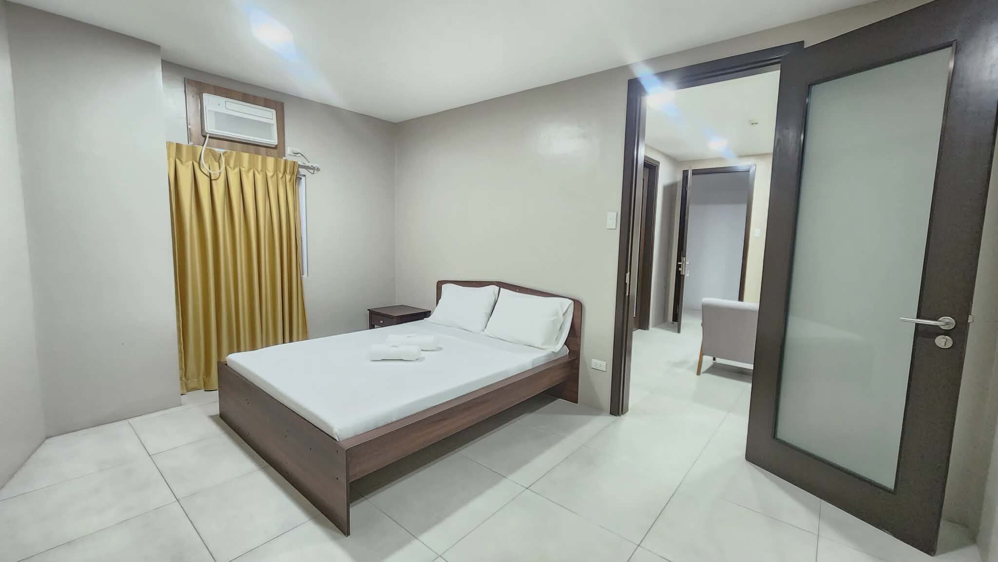 Deluxe Queen Suite | Desk, laptop workspace, free WiFi, bed sheets