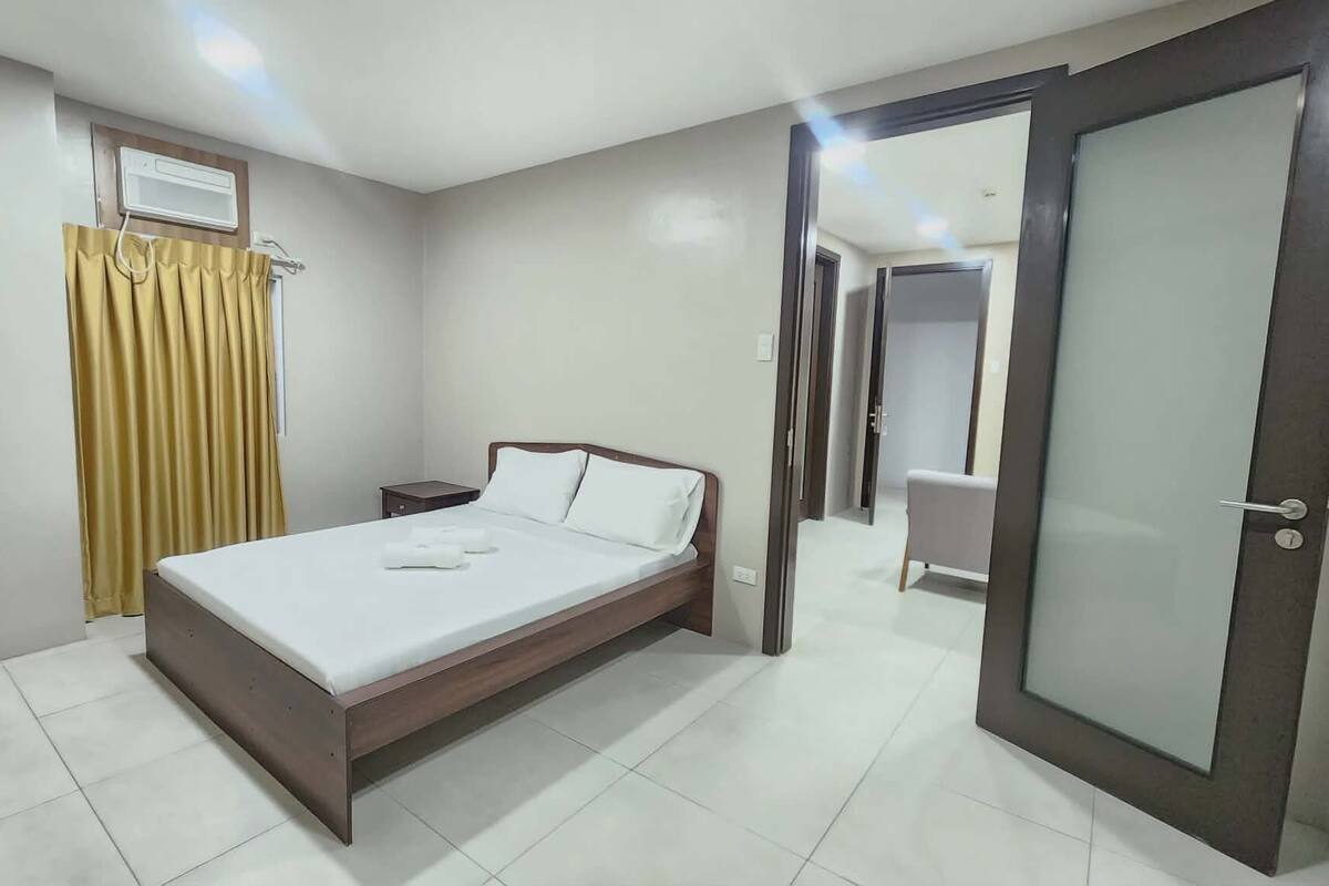 Deluxe Queen Suite | Desk, laptop workspace, free WiFi, bed sheets