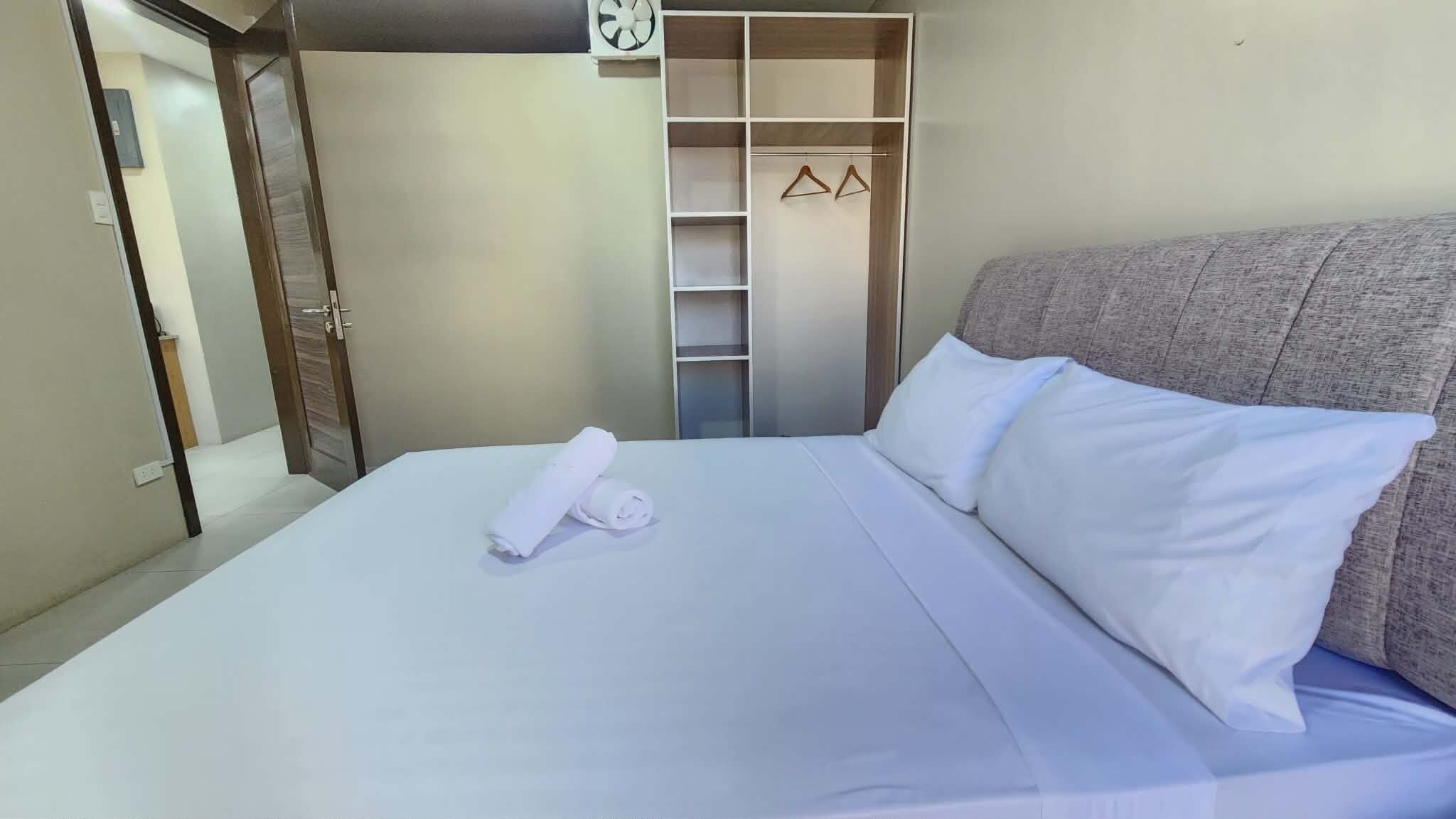 Deluxe Suite Room | Desk, laptop workspace, free WiFi, bed sheets