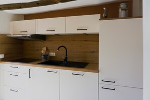 Fridge, oven, stovetop, dishwasher - Holiday Home in Jagst Valley: Gerbertor – Stay in a Historic Landmark with Meadow and Stream (Dörzbach)