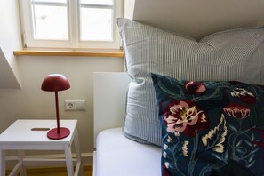 WiFi, bed sheets - Holiday Home in Jagst Valley: Gerbertor – Stay in a Historic Landmark with Meadow and Stream (Dörzbach)