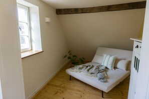 Una televisión, una chimenea, una mesa de tenis de mesa