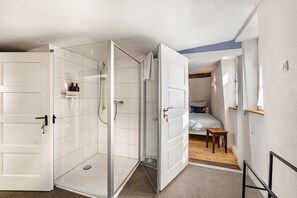 Douche, séchoir à cheveux, serviettes fournies