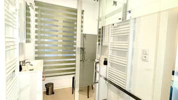 Douche, sĂšche-cheveux, serviettes fournies, savon