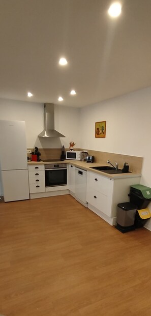 Een koelkast, een microgolfoven, een oven, een kookplaat