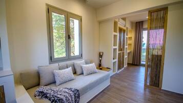 Standard Suite, Balcony, Sea View | Living area