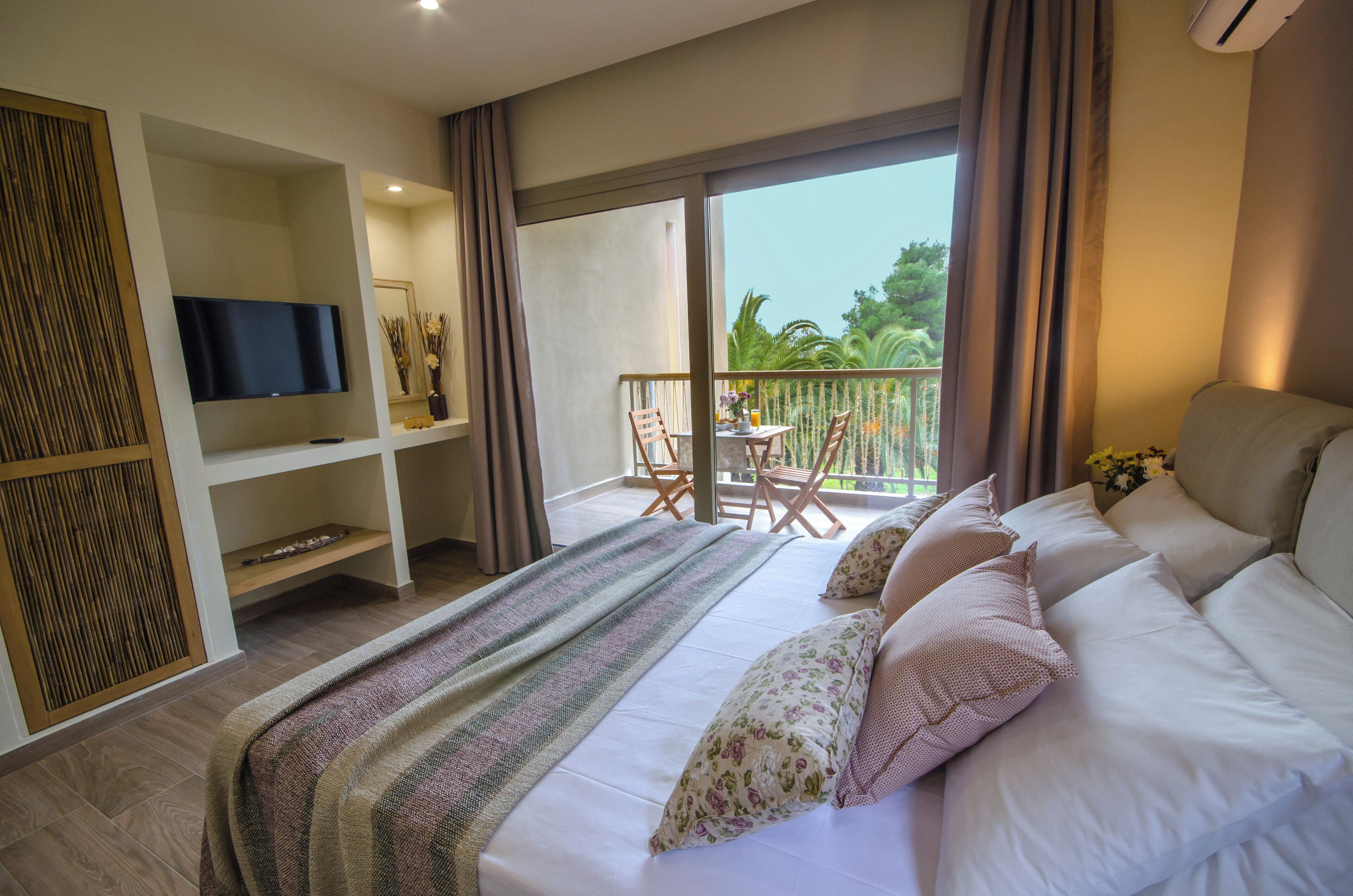 Suite junior, balcón, vistas al mar | Caja fuerte, sistema de insonorización, tabla de planchar con plancha