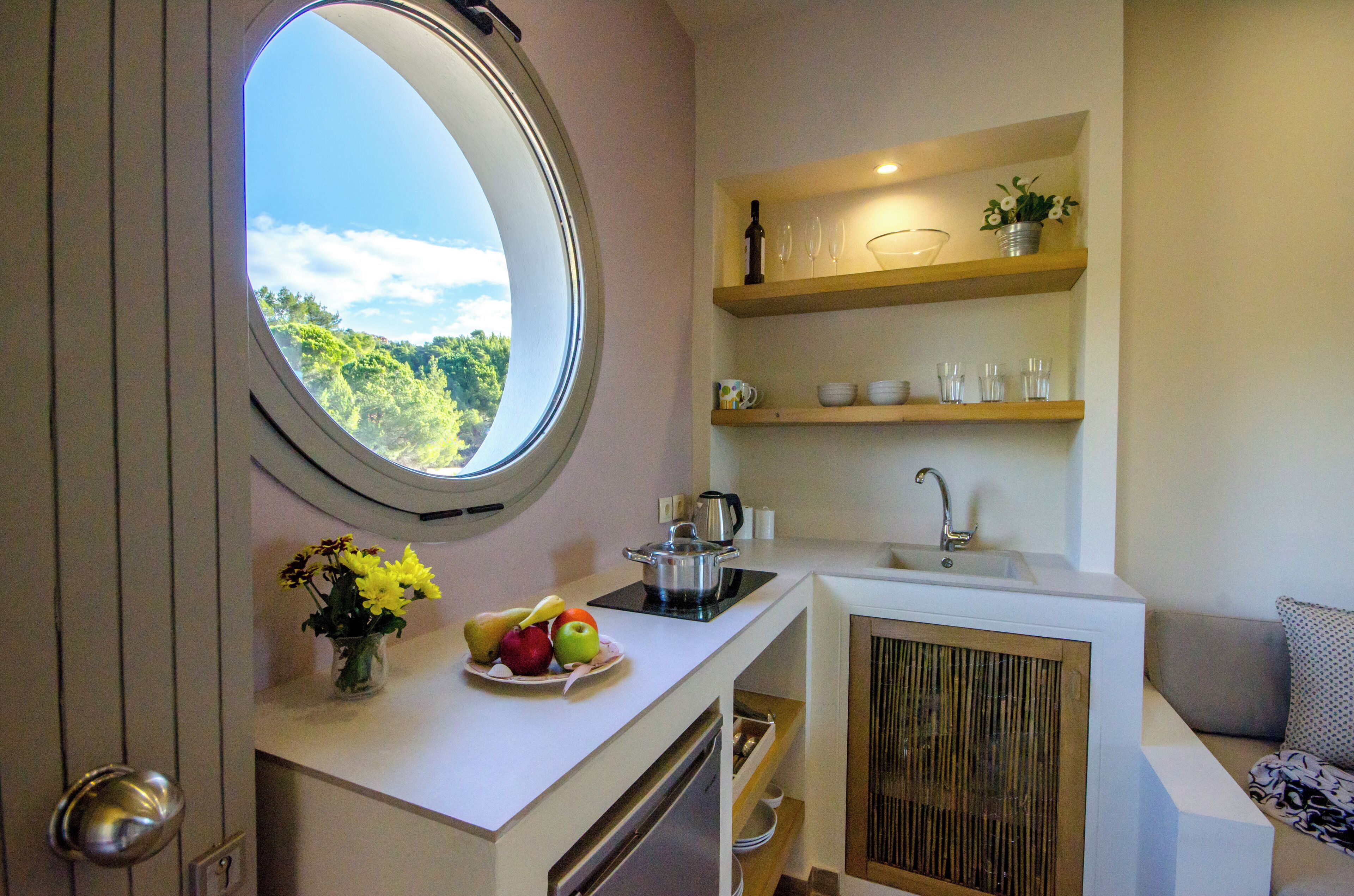 Suíte standard, sacada, vista para o mar | Cozinha privada