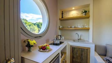 Suíte standard, sacada, vista para o mar | Cozinha privada