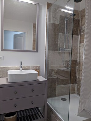 Hair dryer, towels, soap, toilet paper - Provencal house, wooded garden near Grignan 4-6 pers, 2 bedrooms (Réauville)