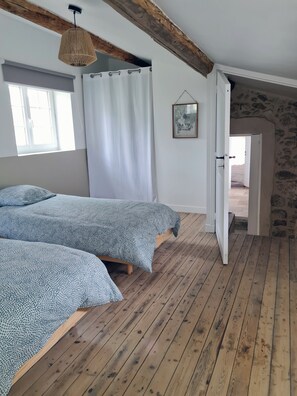 2 bedrooms, WiFi, bed sheets - Provencal house, wooded garden near Grignan 4-6 pers, 2 bedrooms (Réauville)