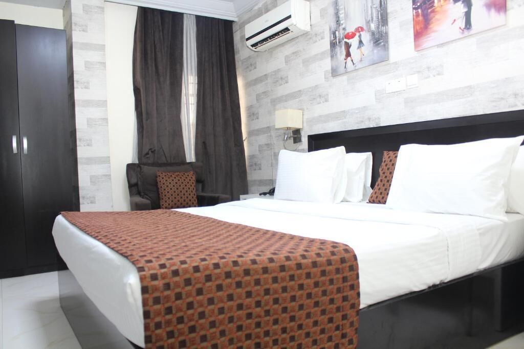 Escritorio, espacio para trabajar con laptop y cortinas blackout 