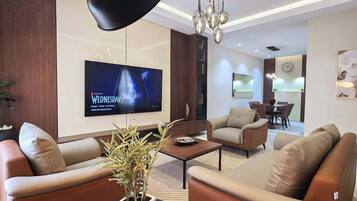 Familie appartement, balkon, uitzicht op de stad | Interieur