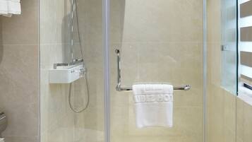 Quarto casal superluxo, vista para a cidade | Banheiro | Chinelos