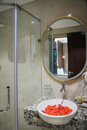 Deluxe Double Room, City View | Bathroom | Slippers - Blubiz Hotel 9 (Phuong Tu Liem)