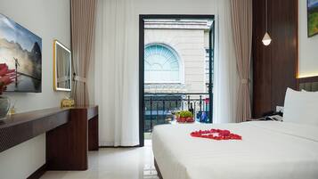 Deluxe tweepersoonskamer, uitzicht op stad | Een kluis op de kamer, geluiddichte muren, een strijkplank/strijkijzer