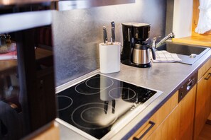 Kylskåp, ugn, spishäll och diskmaskin