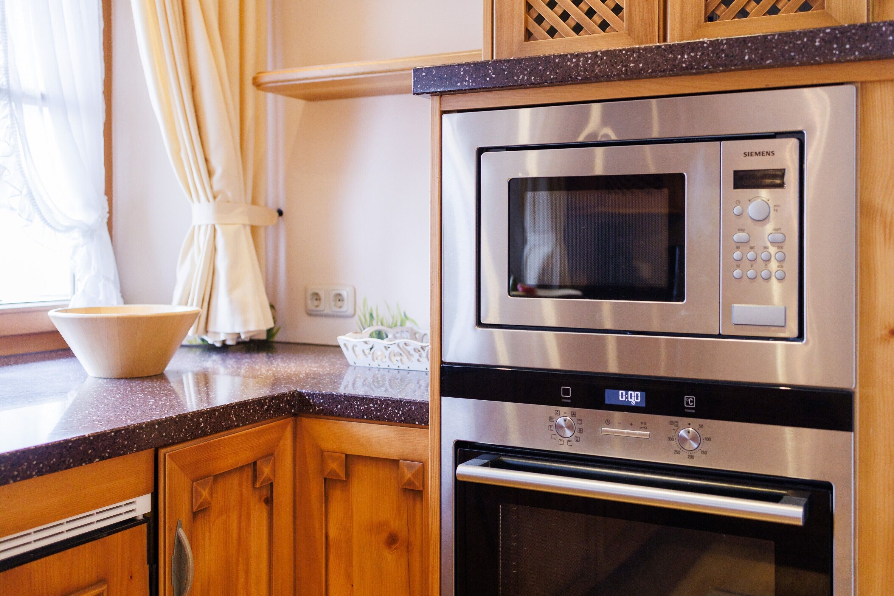 冷蔵庫、電子レンジ、オーブン、コンロ