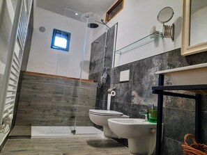 Shower, hair dryer, bidet, towels - Eleutherìa: Cozy Cottage in the heart of Tuscany (Sovicille)