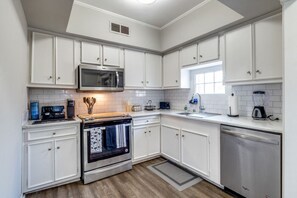 Private kitchen - Executive 1BR in Oak Lawn, Courtyard, Work Space, Gated Community (Dallas)