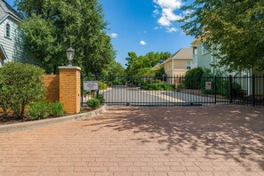 Property grounds - Executive 1BR in Oak Lawn, Courtyard, Work Space, Gated Community (Dallas)