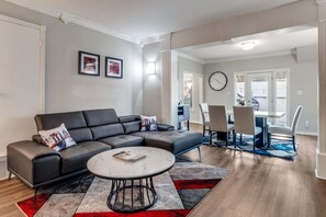 Smart TV - Executive 1BR in Oak Lawn, Courtyard, Work Space, Gated Community (Dallas)