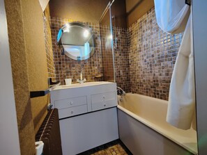 Shower, hair dryer, towels, soap - Large 16-person house between Bassin d'Arcachon & Ocean, hidden from view (Lège-Cap-Ferret)