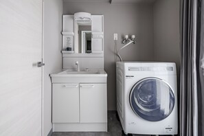 Apartemen Standar | Kamar mandi | Perlengkapan mandi gratis, pengering rambut, handuk, dan sampo