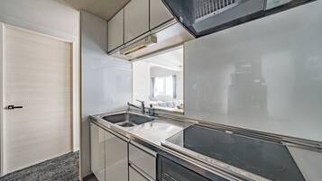 Apartemen Standar | Dapur pribadi | Lemari es, microwave, dan peralatan masak/sendok-piring