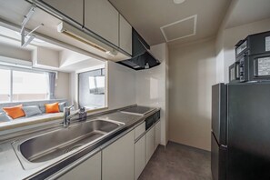 Una cocina moderna con electrodomésticos de acero inoxidable, un lavamanos doble y un horno empotrado.