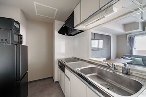 Kühlschrank, Mikrowelle, Toaster, Reiskocher