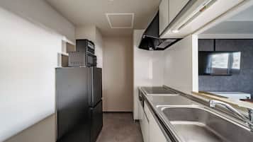 Apartemen | Dapur pribadi | Lemari es, microwave, dan peralatan masak/sendok-piring