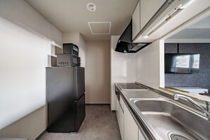 Apartemen | Dapur pribadi | Lemari es, microwave, dan peralatan masak/sendok-piring