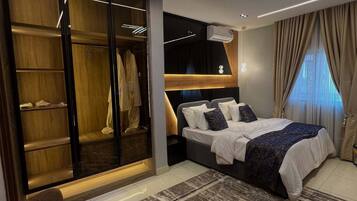 Appartement Deluxe, balcon, vue ville | Coffres-forts dans les chambres, bureau